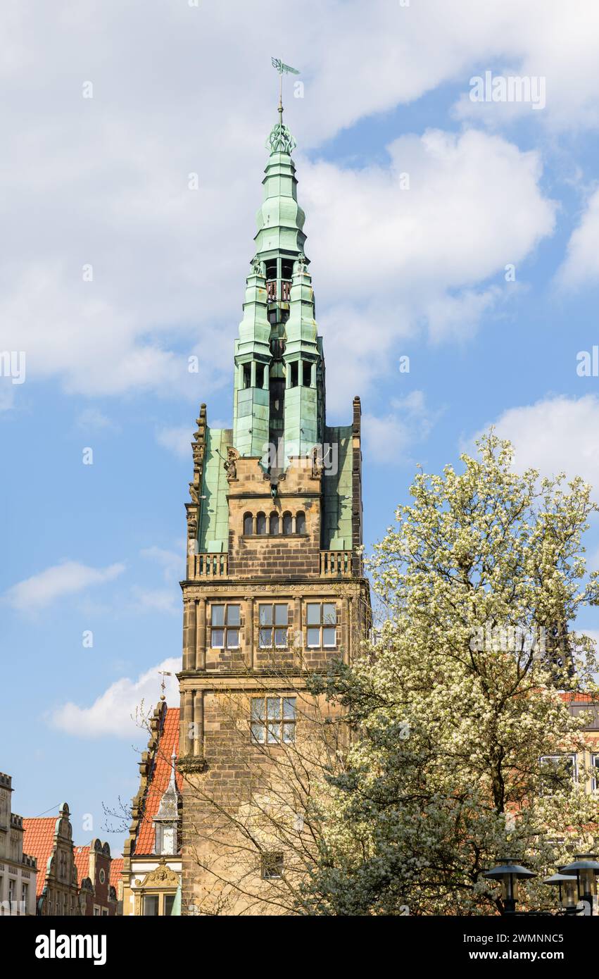 Der Turm der St. Martini-Kirche in der Altstadt von Münster im Frühjahr. Stockfoto