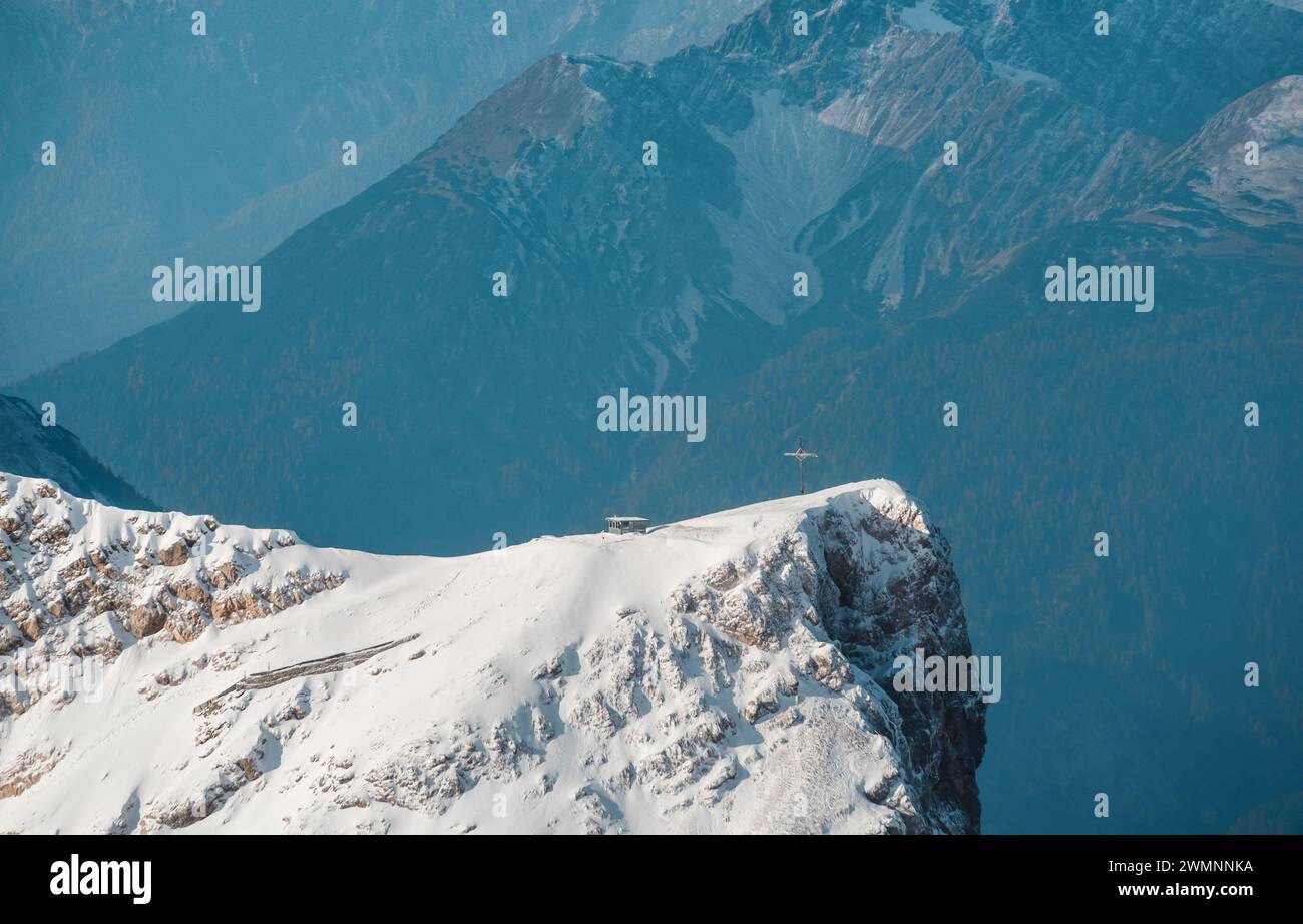 Schneefernerkopf-Gipfel vor blauen Bergen im Hintergrund - Blick von der Zugspitze. Stockfoto