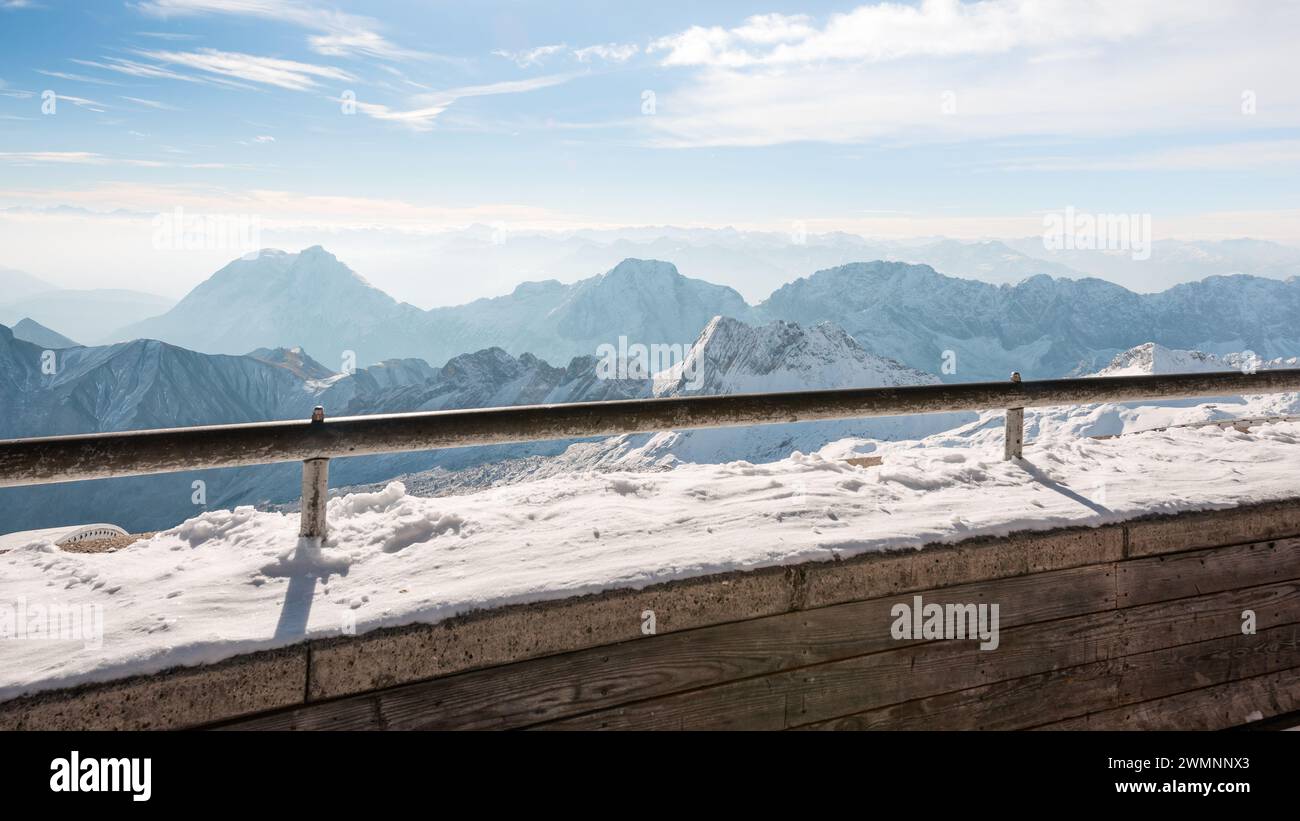 Aussichtsplattform auf dem Gipfel des Berges. Schneebedeckter Alpengipfel zwischen Deutschland und Österreich - Zugspitze. Stockfoto