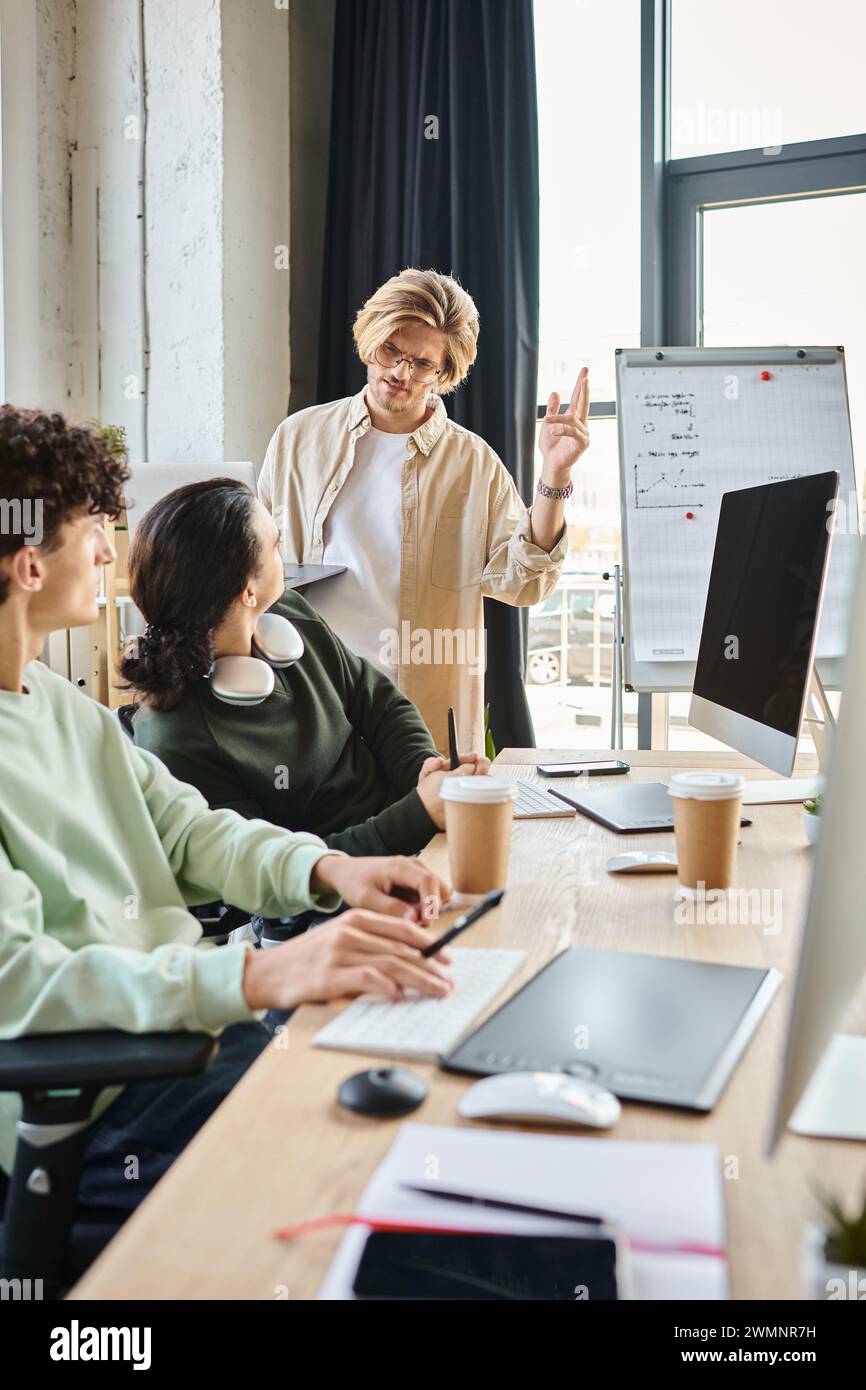 Postproduktion retuschiert Fachleute, die Projekte in modernen Büros diskutieren, junge Männer in 20ern Stockfoto