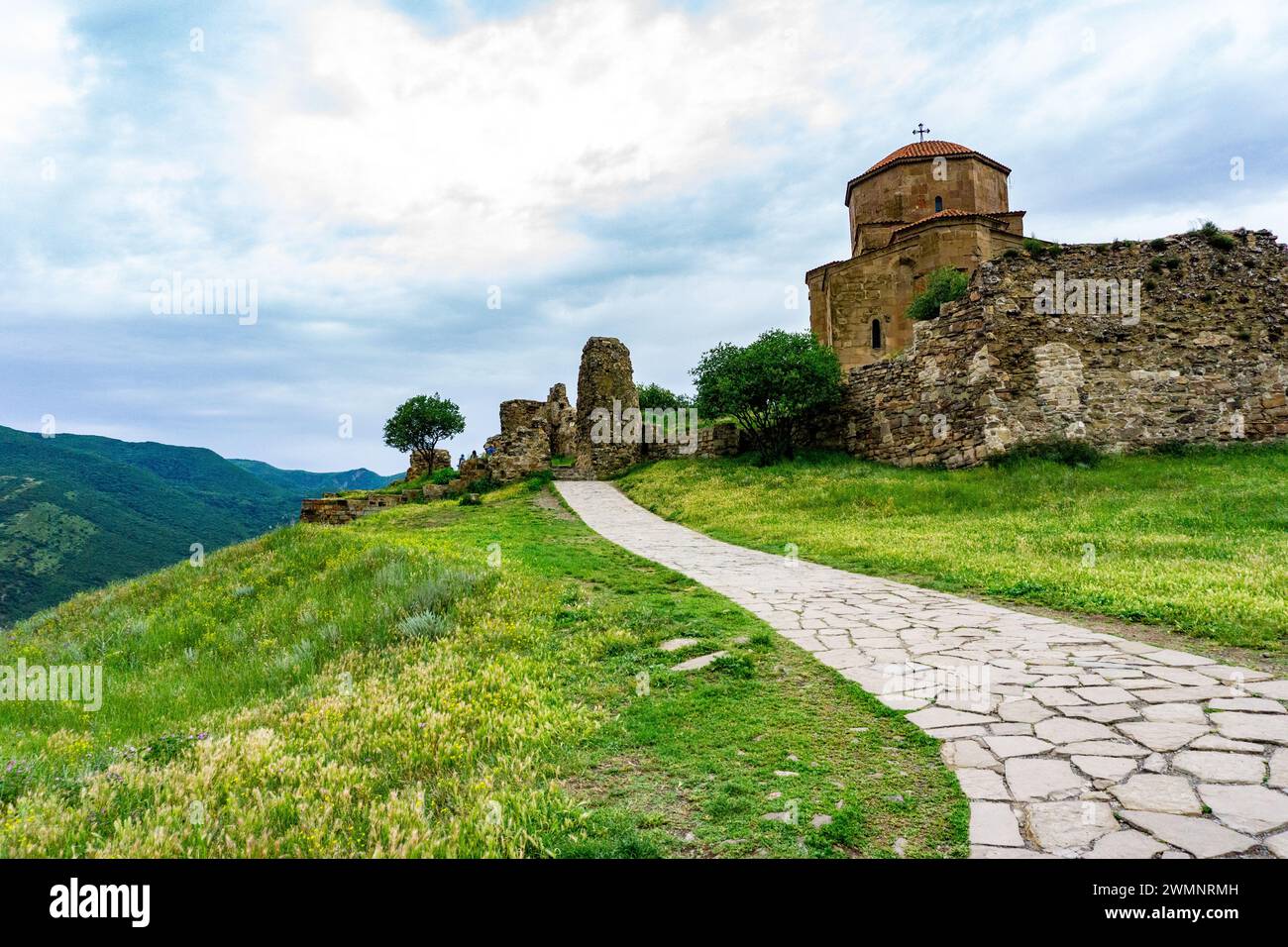 Das Jvari-Kloster ist ein georgisch-orthodoxes Kloster aus dem sechsten Jahrhundert in der Nähe von Mzcheta im Osten Georgiens. Stockfoto