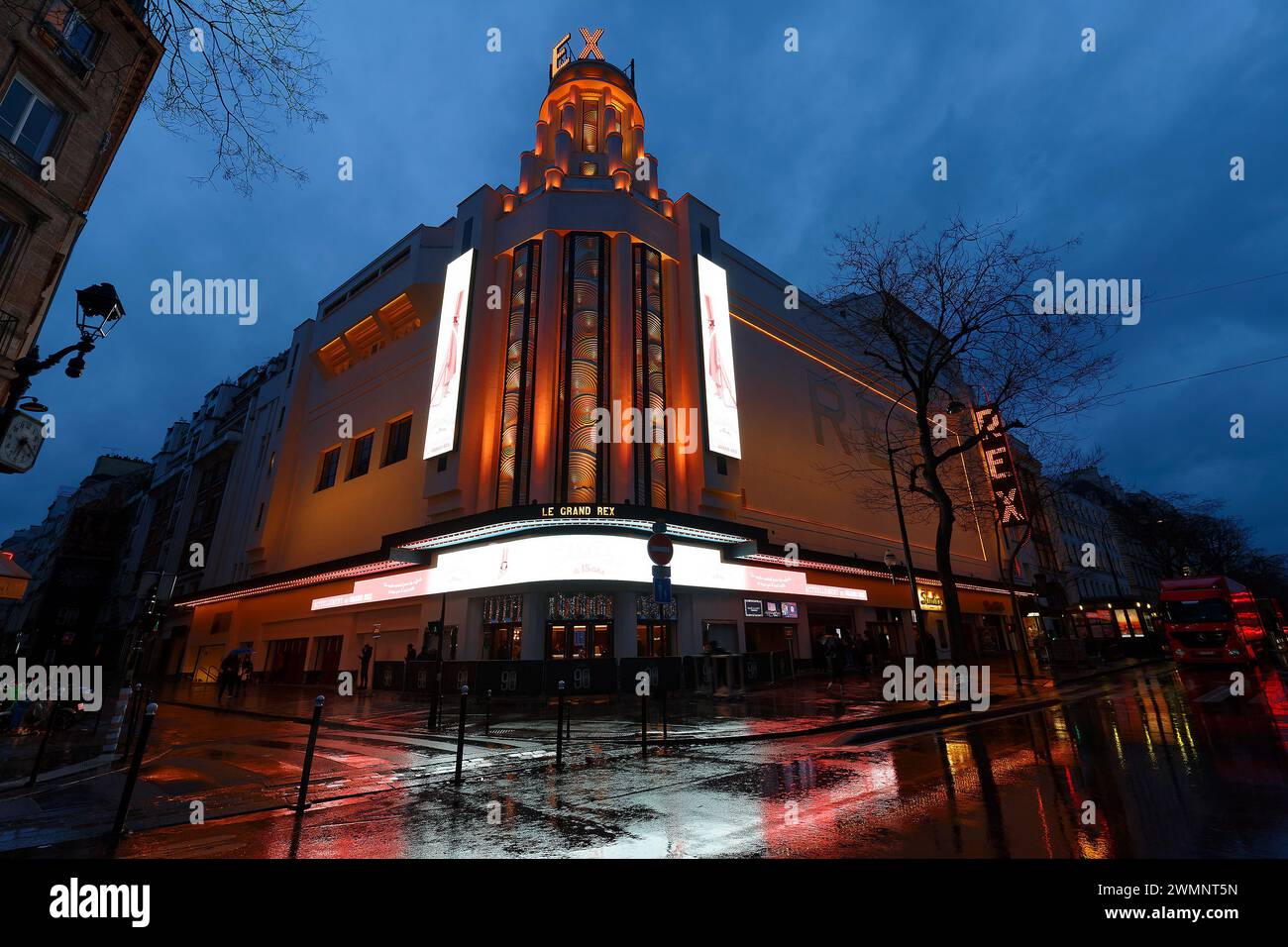Das 1932 erbaute Kino Grand Rex ist ein Wahrzeichen der Art déco-Architektur in Paris. Es liegt im Herzen von Paris an den Grands Boulevards. Stockfoto