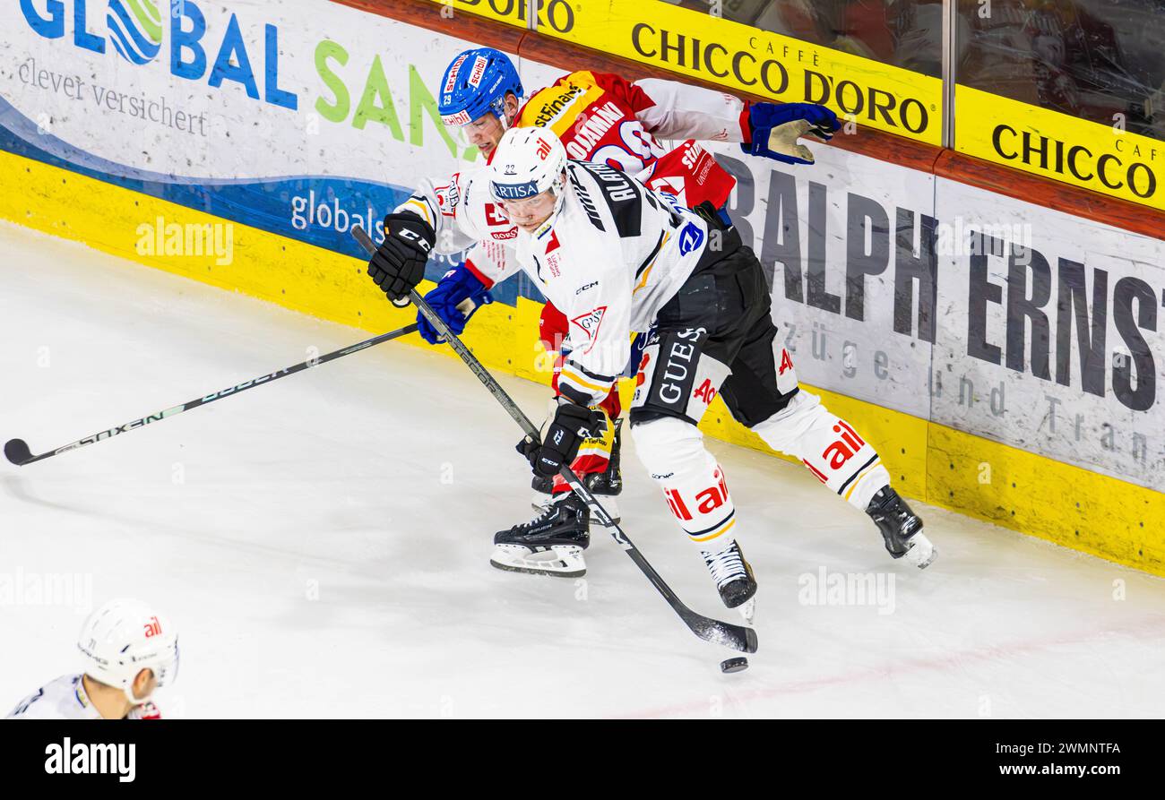 ZWEIKAMPF zwischen #29 Niko Ojamäki (Kloten) und #22 Santeri Alatalo (Lugano), welcher den Puck zu einem Mitspieler spielt. (Kloten, Schweiz, 24.02.20 Stockfoto