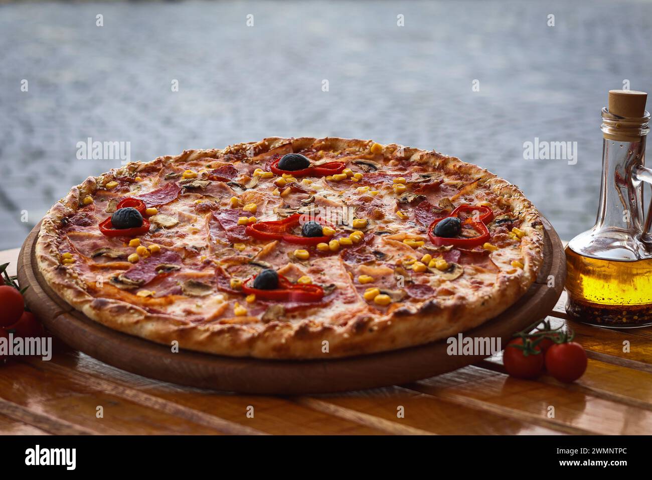 Auswahl an Speisen auf dem Tisch mit Weinflasche Stockfoto