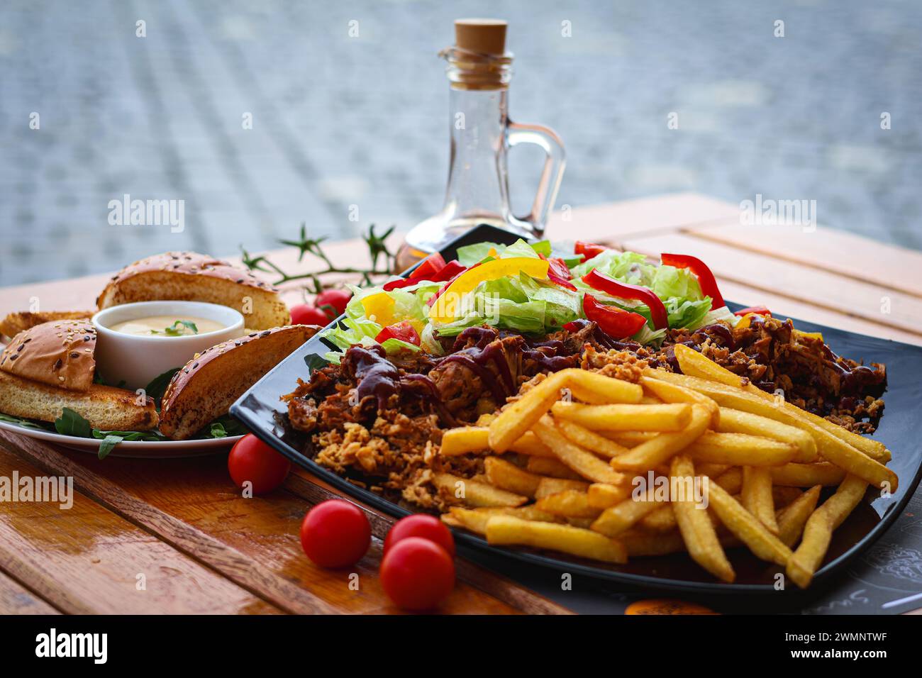 Teller mit Pommes frites und Brot zum Mittagessen Stockfoto