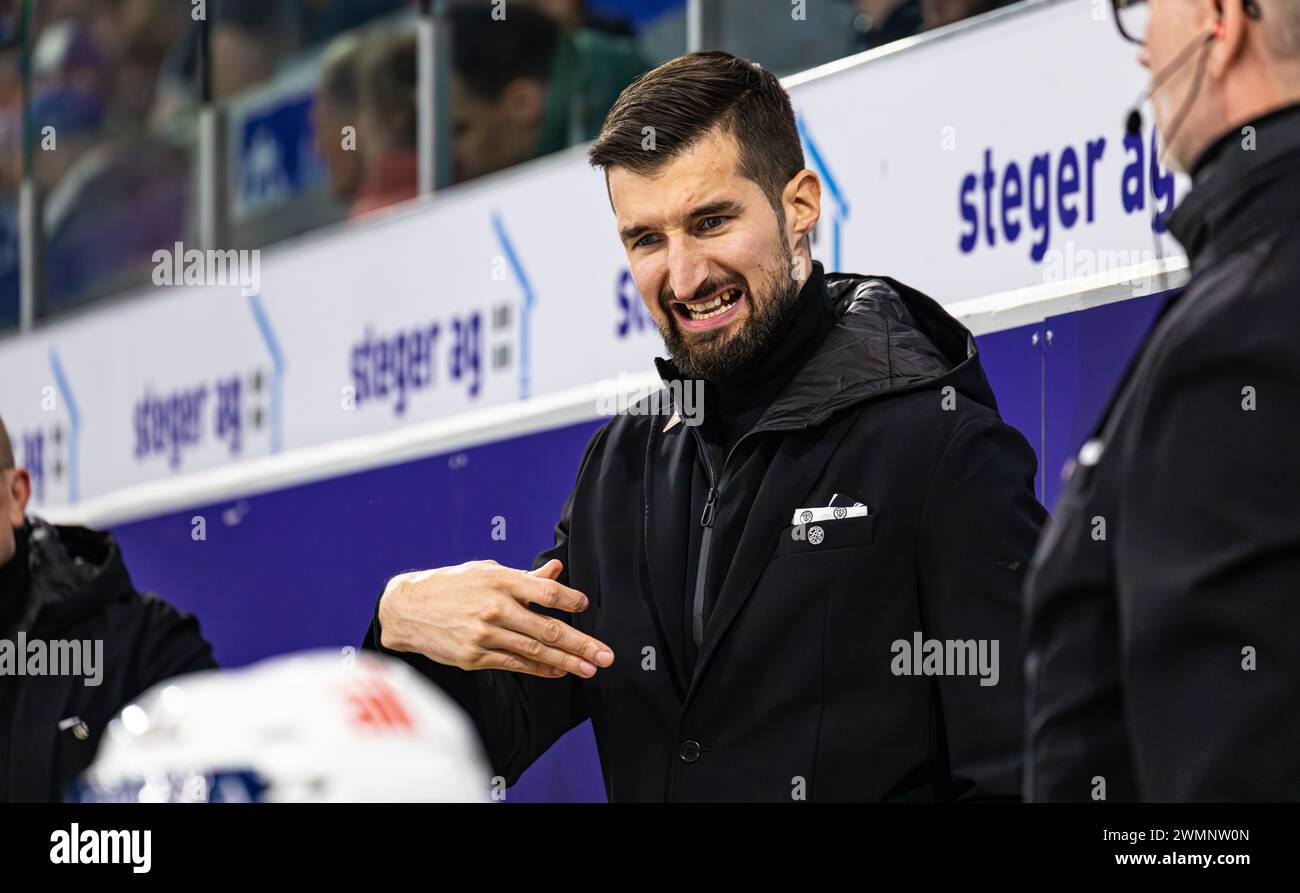 EHC Kloten - HC Lugano, Stimo Arena, National League NL, reguläre Saison: Luca Gianinazzi, Trainer HC Lugano. (Kloten, Schweiz, 24.02.2024) Stockfoto