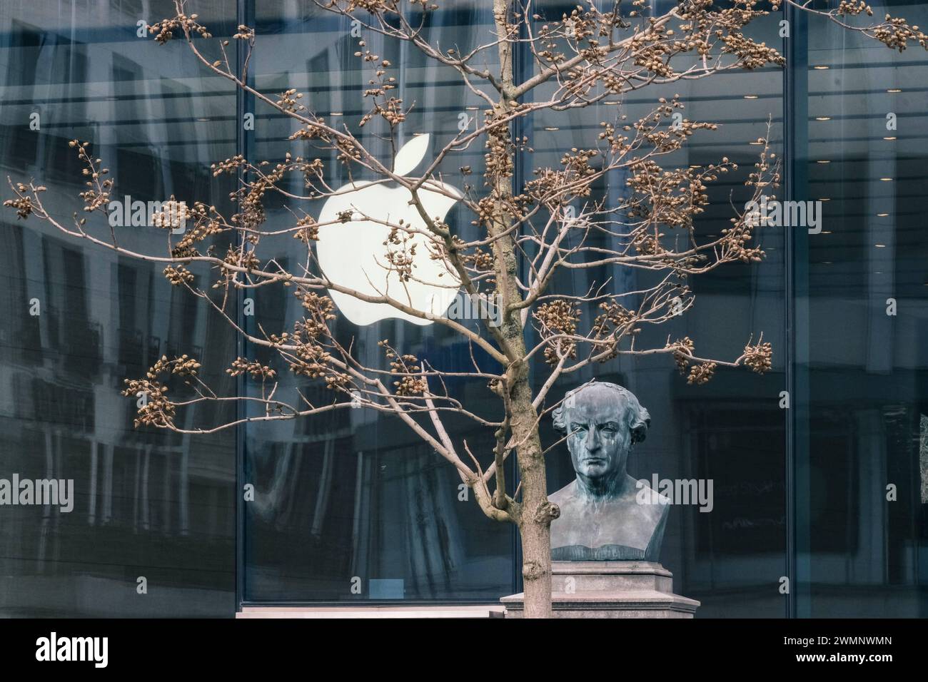 Düsseldorf 27.02.2024 Apple Computer Shop Kö-Bogen Köbogen Königsallee Schadowplatz Wilhelm von Schadow Büste Denkmal Düsseldorf Nordrhein-Westfalen Deutschland *** Düsseldorf 27 02 2024 Apple Computer Shop Kö Bogen Köbogen Königsallee Schadowplatz Wilhelm von Schadow Büste Denkmal Düsseldorf Nordrhein-Westfalen Deutschland Stockfoto