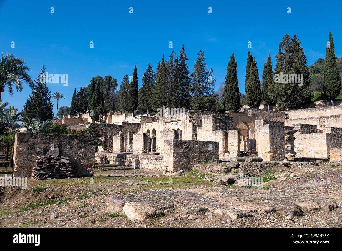 Die Ruinen der Madinat al-Zahra oder Medina Azahara, eine archäologische Stätte einer erbauten maurischen Festungsburg am westlichen Stadtrand von Stockfoto