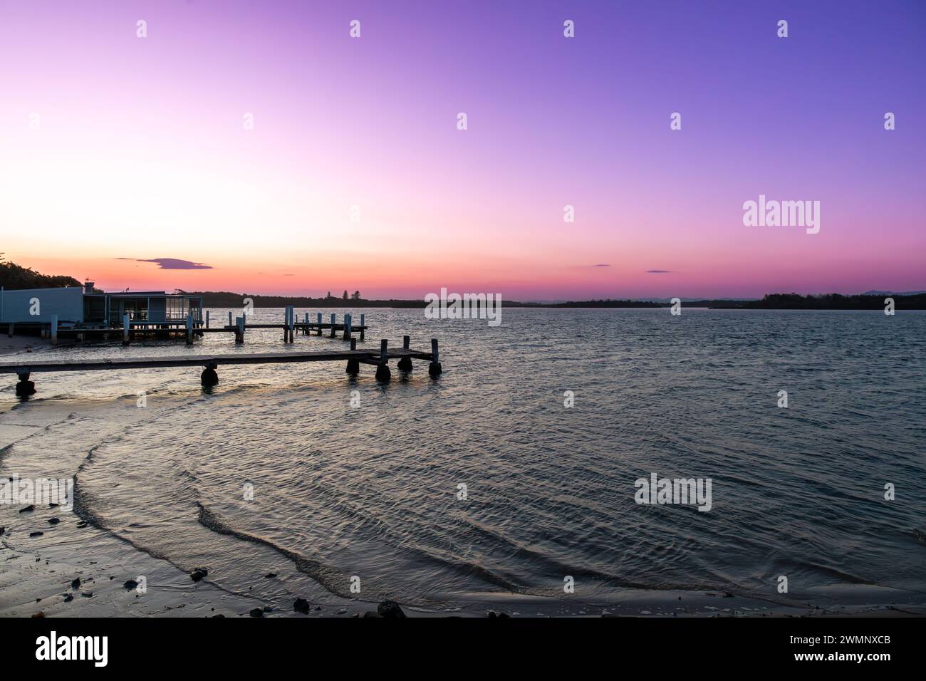 Die Abenddämmerung zieht sich über den Manning River, der durch Manning Point, NSW, Australien fließt, eine ruhige Gemeinde am Ende der Straße. Stockfoto