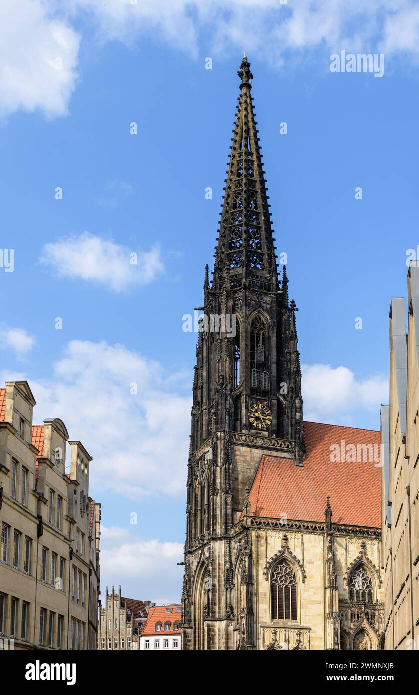 Der Turm der St. Lamberti-Kirche in der Altstadt von Münster, Nordrhein-Westfalen. Stockfoto