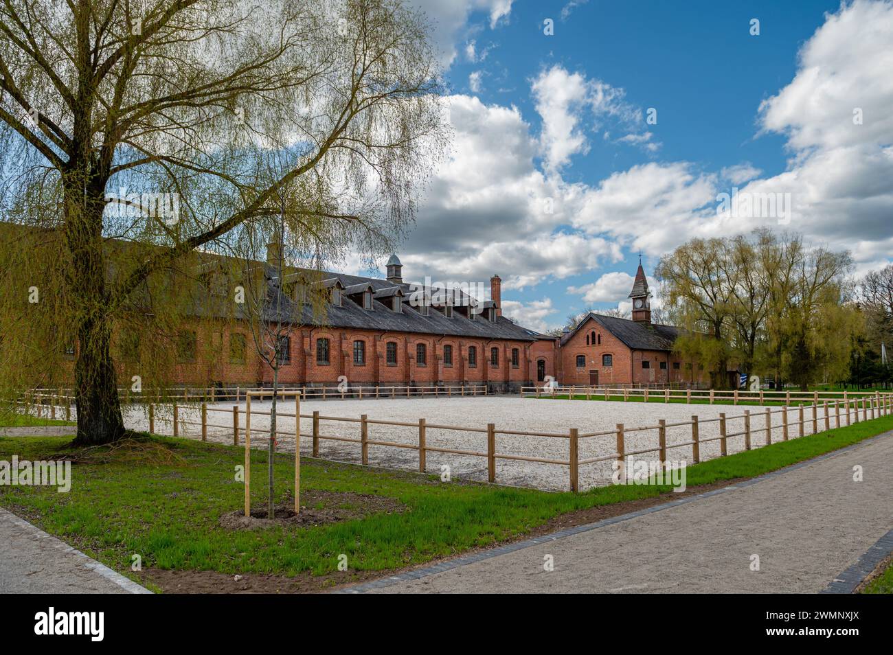 Zagare Manor Rote Backsteingestüt Komplex an einem sonnigen Frühlingstag, Litauen Stockfoto