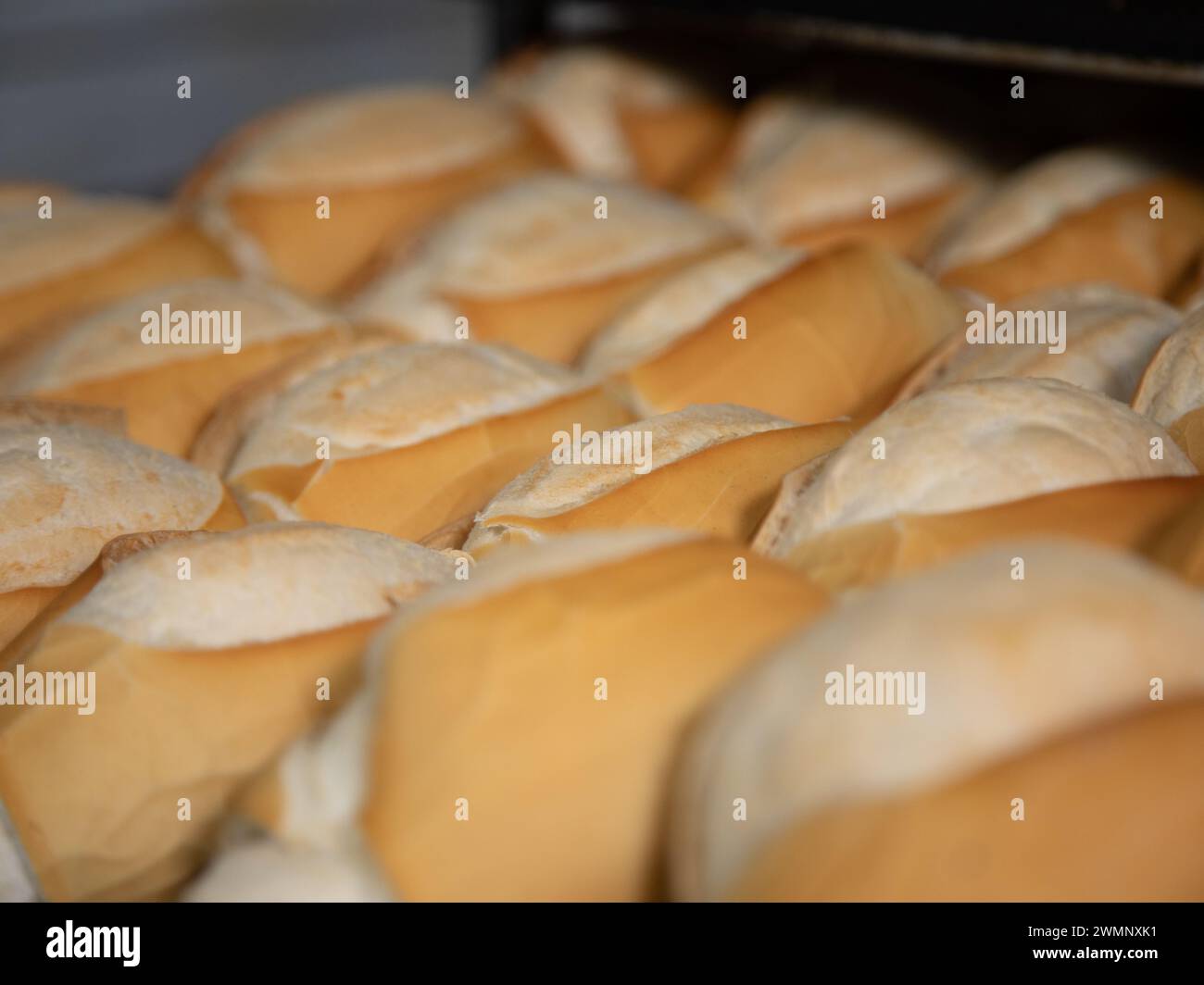 In der Bäckerei wird französisches Brot hergestellt Stockfoto