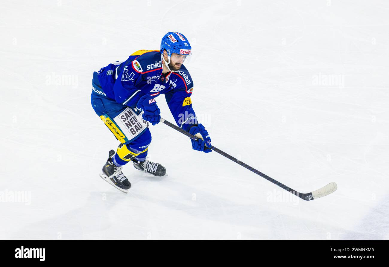 EHC Kloten - Lausanne HC, Stimo Arena, National League NL, reguläre Saison: #89 Dominik Diem, Stürmer EHC Kloten mit dem Pass zu einem Mitspieler. (Klo Stockfoto