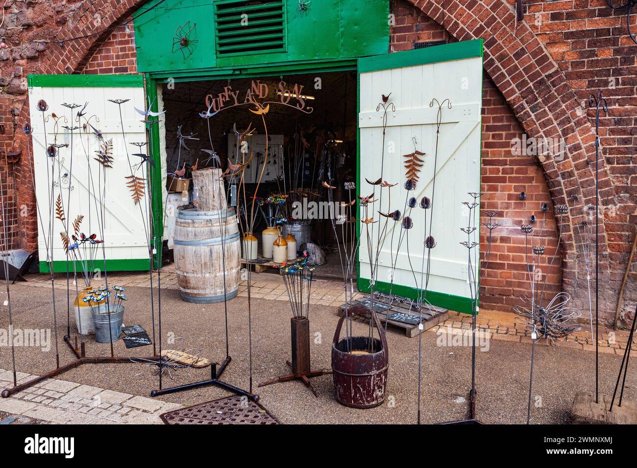 Detail der offenen Türen und Eingang zu einem Kunsthandwerksladen in den historischen Kellern an einem sonnigen Herbstnachmittag, Exeter Quay, Exeter, Devon. Stockfoto