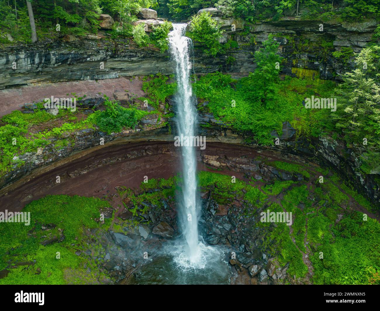 Drohnenfotografie mit erhöhter Aussicht von Kaaterskill Falls, einem zweistufigen Wasserfall am Spruce Creek in den östlichen Catskill Mountains von New York, zwischen dem Stockfoto