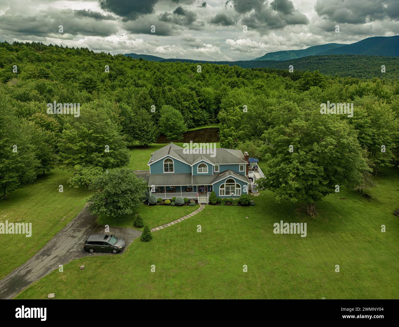 Drohnenfotografie mit erhöhter Aussicht von einem Ferienhaus an den Kaaterskill Falls, einem zweistufigen Wasserfall am Spruce Creek in den östlichen Catskill Mountains von ne Stockfoto