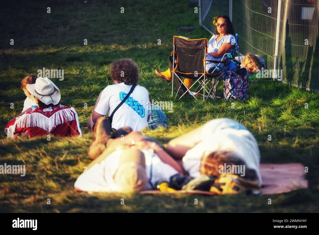 Crickhowell, Brecon Beacons, Wales, Großbritannien. August 2023. Das Green man Festival ist ein unabhängiges Musik-, Wissenschafts- und Kunstfestival, das jährlich Mitte August in den Brecon Beacons in Wales stattfindet. Green man hat sich zu einer Veranstaltung mit 25.000 Teilnehmern entwickelt, bei der überwiegend Live-Musik präsentiert wird. Im Bild: Entspannte Festivalbesucher in der späten Sonne Credit: Nidpor/Alamy Live News Stockfoto Crickhowell, Brecon Beacons, Wales, Großbritannien. August 2023. Das Green man Festival ist ein unabhängiges Musik-, Wissenschafts- und Kunstfestival, das jährlich Mitte August in den Brecon Beacons in Wales stattfindet. Green man hat sich zu einer Veranstaltung mit 25.000 Teilnehmern entwickelt, bei der überwiegend Live-Musik präsentiert wird. Im Bild: Entspannte Festivalbesucher in der späten Sonne Credit: Nidpor/Alamy Live News Stockfoto
