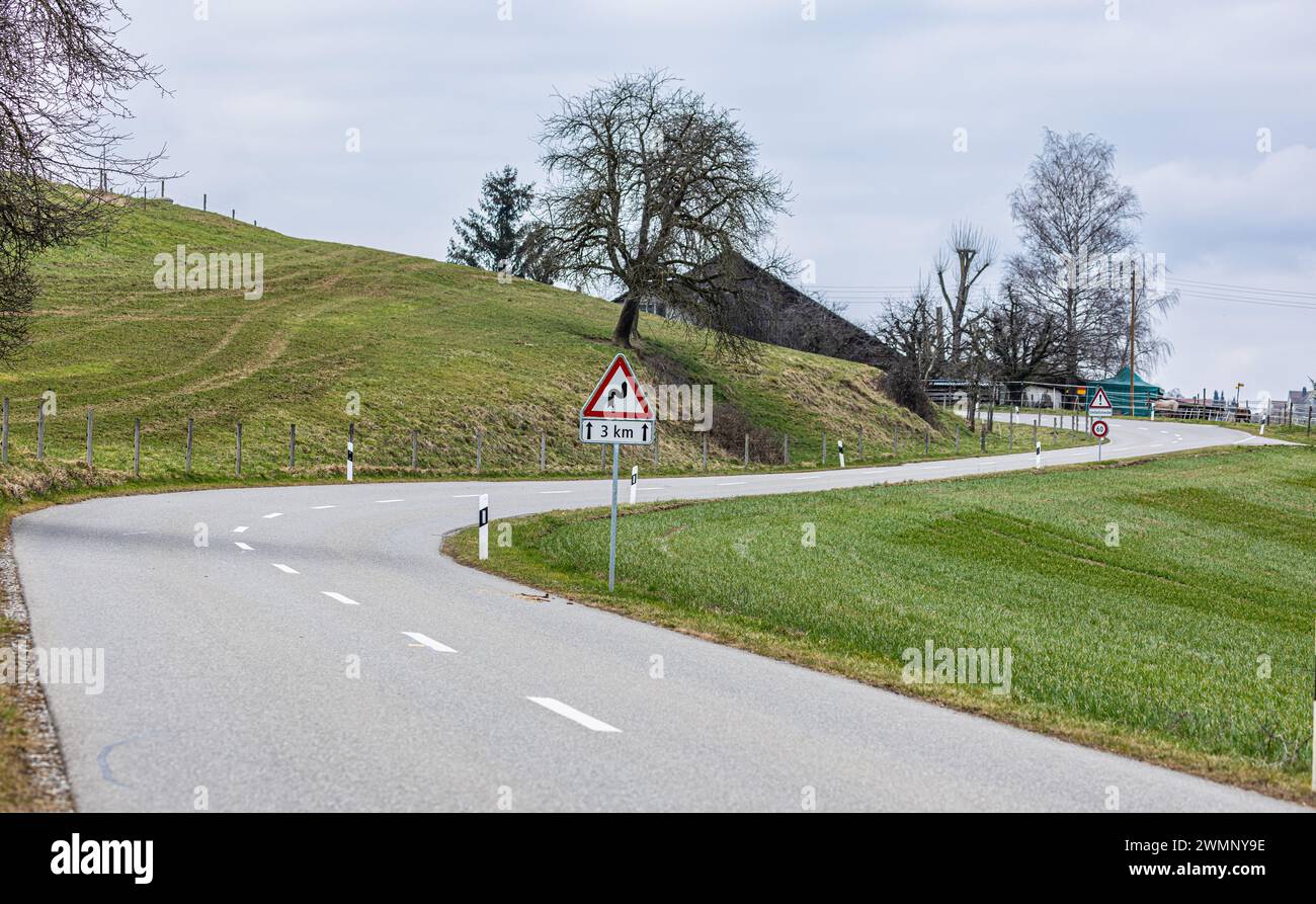 Verschiedene Schilder warnen auf der Irchelstraße vor deren Gefährlichkeit. Das Tempo ist auf 60 km/h gedrosselt. Es gibt zahlreiche Doppelkurven. Es Stockfoto