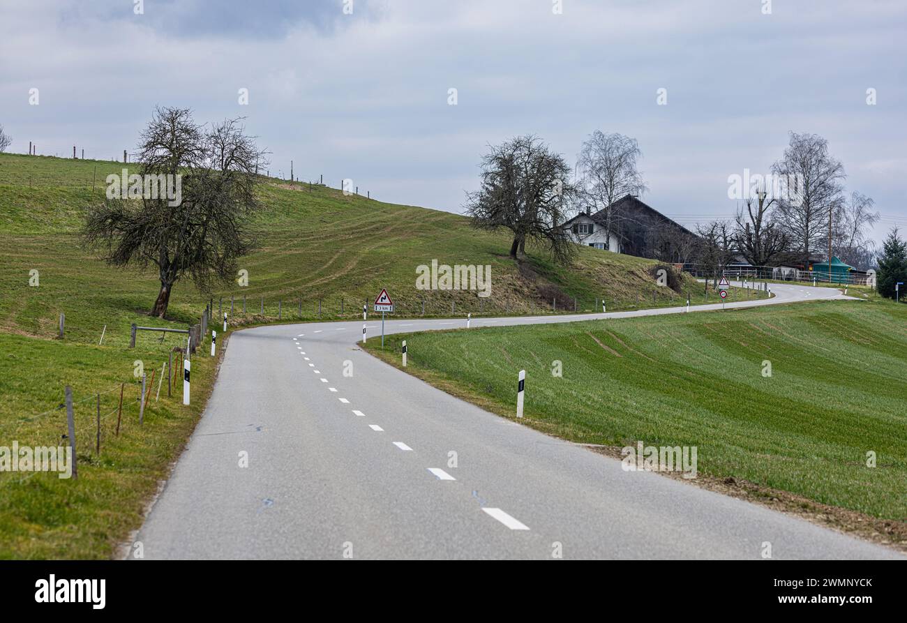 Verschiedene Schilder warnen auf der Irchelstraße vor deren Gefährlichkeit. Das Tempo ist auf 60 km/h gedrosselt. Es gibt zahlreiche Doppelkurven. Es Stockfoto