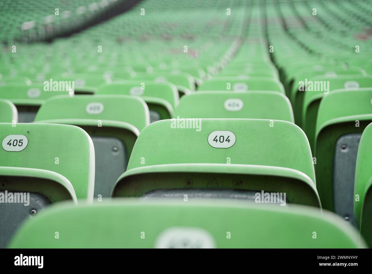 Fehler 404: Sitz nicht gefunden. Reihen grüner Sitze mit Nummern in einem Stadion. Stockfoto