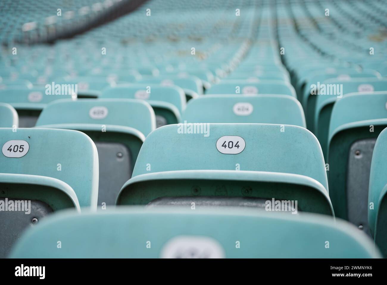 Fehler 404: Sitz nicht gefunden. Reihen blauer Sitze mit Nummern in einem Stadion. Stockfoto