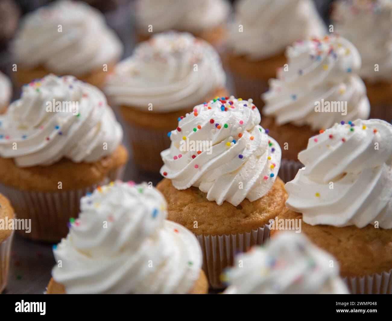 Cupcake-Produktion in der Bäckerei Stockfoto