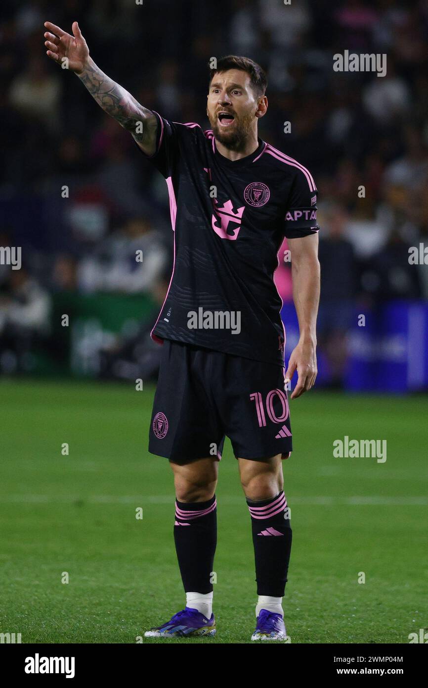 Inter Miami CF Mittelfeldspieler Lionel Messi (10) stellt einen Anruf während eines MLS-Fußballspiels gegen Los Angeles Galaxy, Sonntag, 25. Februar 2024, in Carson, in Frage. Calif. (Kevin Terrell/Image of Sport) Stockfoto Inter Miami CF Mittelfeldspieler Lionel Messi (10) stellt einen Anruf während eines MLS-Fußballspiels gegen Los Angeles Galaxy, Sonntag, 25. Februar 2024, in Carson, in Frage. Calif. (Kevin Terrell/Image of Sport) Stockfoto