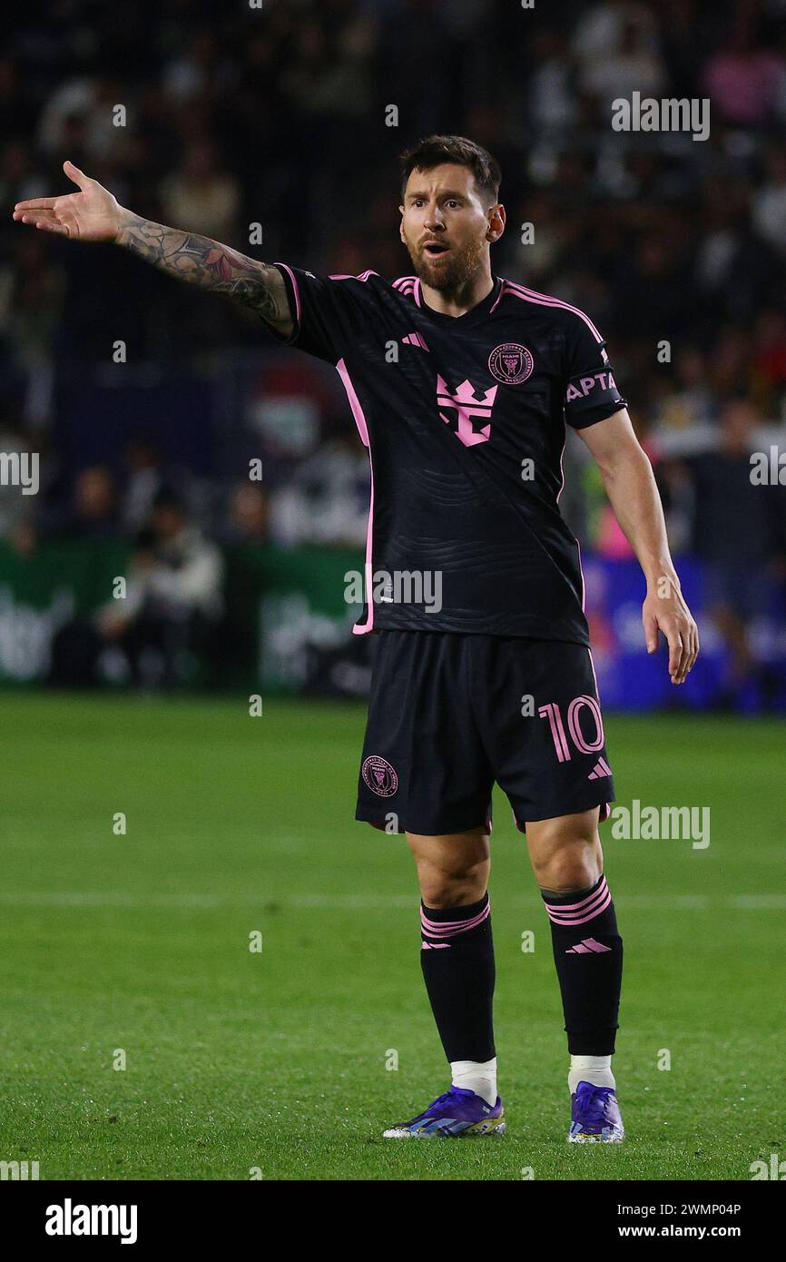 Inter Miami CF Mittelfeldspieler Lionel Messi (10) stellt einen Anruf während eines MLS-Fußballspiels gegen Los Angeles Galaxy, Sonntag, 25. Februar 2024, in Carson, in Frage. Calif. (Kevin Terrell/Image of Sport) Stockfoto Inter Miami CF Mittelfeldspieler Lionel Messi (10) stellt einen Anruf während eines MLS-Fußballspiels gegen Los Angeles Galaxy, Sonntag, 25. Februar 2024, in Carson, in Frage. Calif. (Kevin Terrell/Image of Sport) Stockfoto