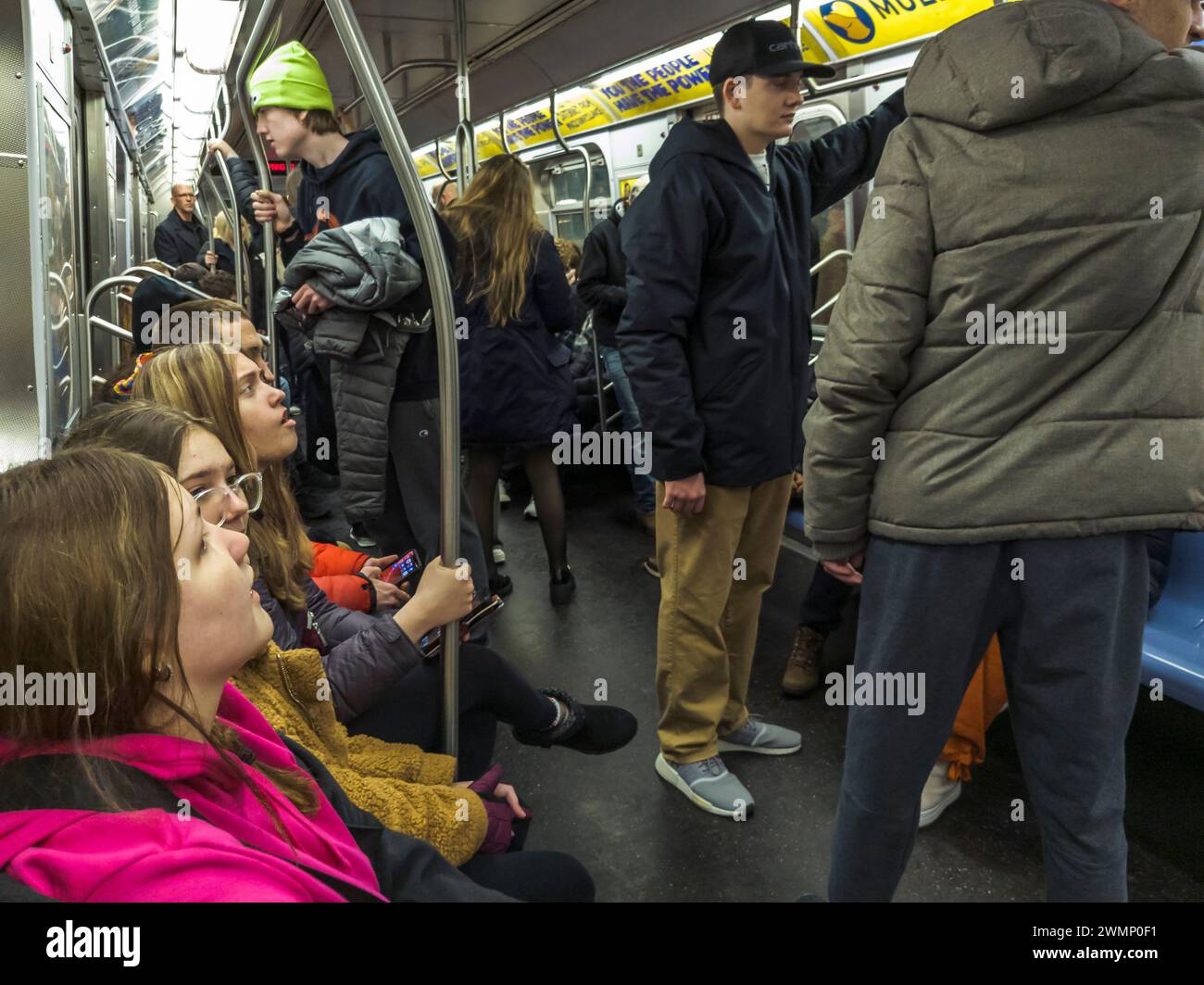 Wochenendfahrt in der New Yorker U-Bahn am Samstag, 17. Februar 2024. (© Richard B. Levine) Stockfoto
