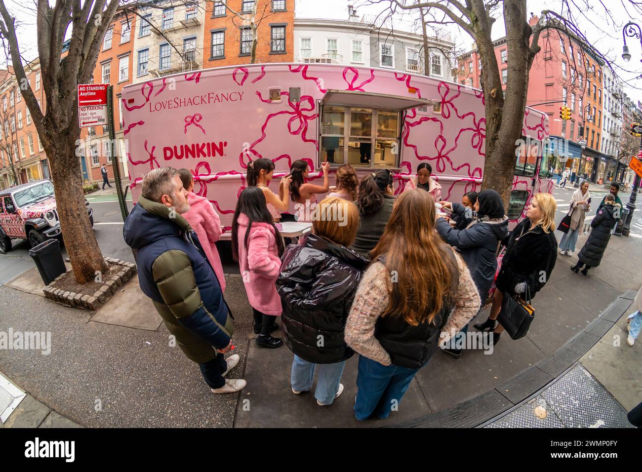 Am Freitag, den 23. Februar 2024, treffen zahlreiche Käufer auf die Markenaktivierung für LoveShackFancy vor ihrem Geschäft in der Bleecker Street in Greenwich Village in New York. Die Zusammenarbeit zwischen dem Damenbekleidungshändler und Dunkin’ Donuts inspirierte die Menschen dazu, online auf einen kostenlosen Donut und ein Getränk zu warten. . (© Richard B. Levine) Stockfoto