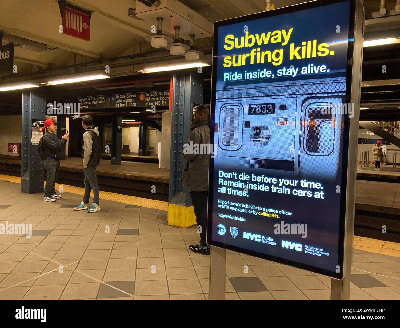 „Subway Surfing Kills“-Werbung für öffentliche Dienste in der New Yorker U-Bahn am Sonntag, 11. Februar 2024. (© Frances M. Roberts Stockfoto