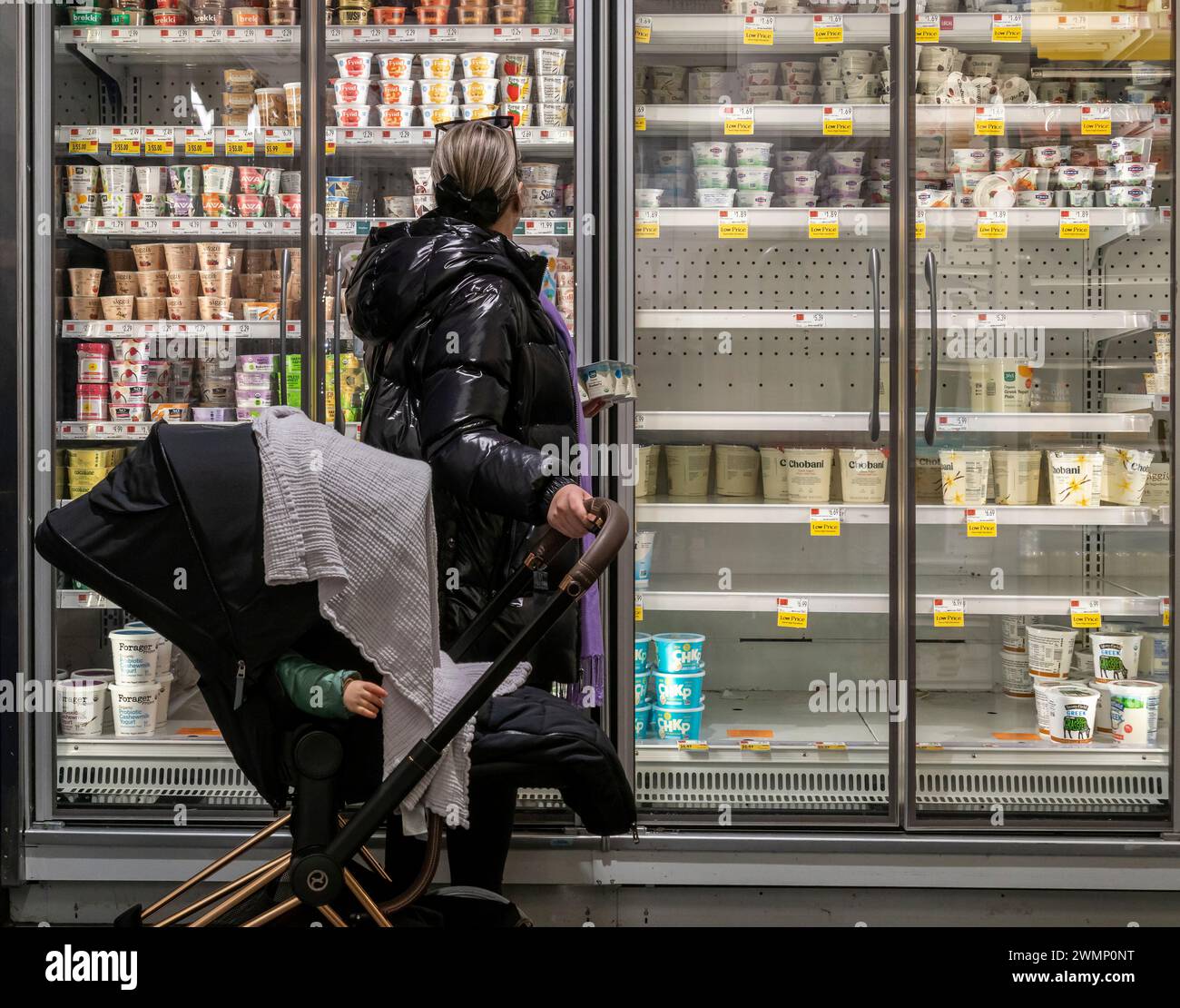 Einkaufen in einem Whole Foods Market Supermarkt in New York am Montag, 26. Februar 2024. Nach Monaten steigender Preise verlangsamten sich die Lebensmittelkosten. (© Richard B. Levine) Stockfoto