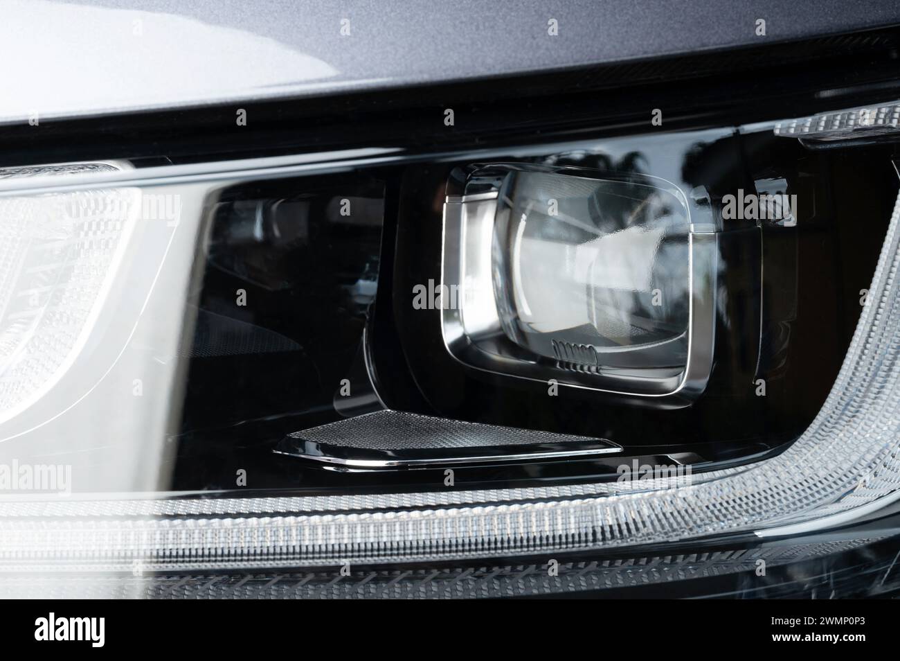 Saubere moderne LED-Scheinwerfer-Glühlampe, Seitenansicht, Makroaufnahme Stockfoto