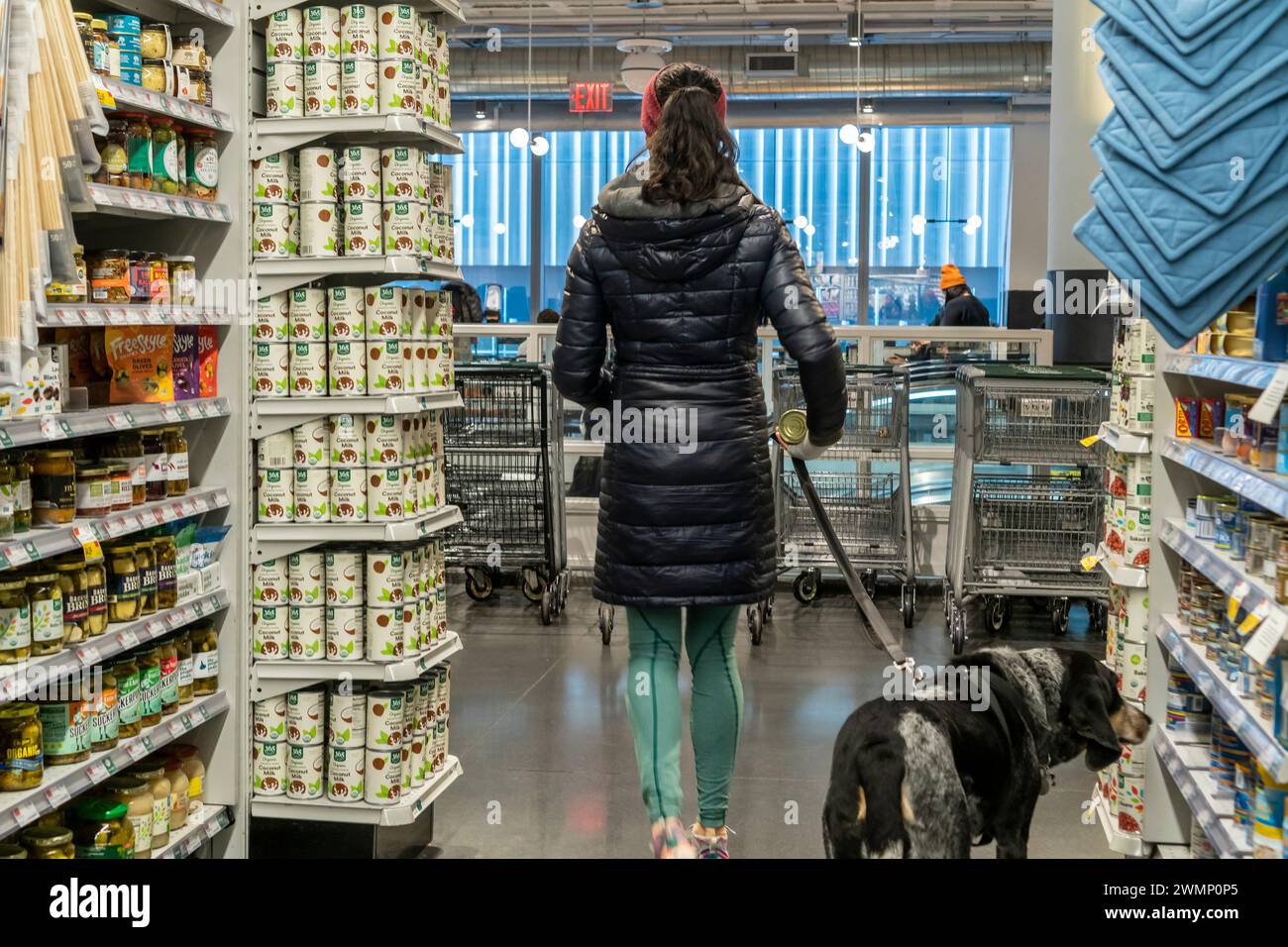 Einkaufen in einem Whole Foods Market Supermarkt in New York am Montag, 26. Februar 2024. Nach Monaten steigender Preise verlangsamten sich die Lebensmittelkosten. (© Richard B. Levine) Stockfoto