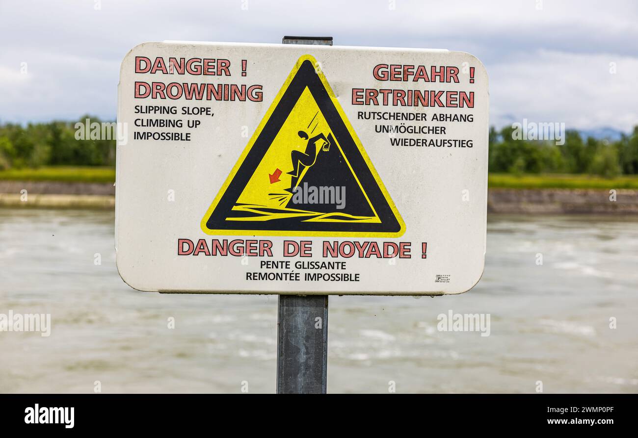 Ein Schild unterhalb des Waserkraftwerks Fessenheim warnt vor einem rutschenden Abhang und besagt das der Wiederaufsteig unmöglich ist. (Fessenheim, F Stockfoto