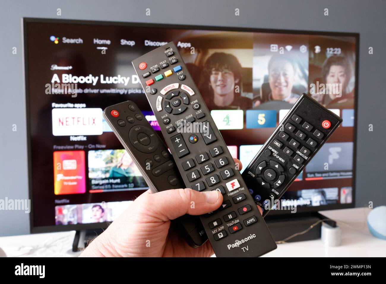 TV-Fernbedienung, Panasonic TV, Streaming TV, Home Entertainment. - 27. Februar 2024 Foto von Andrew Higgins/Thousand Word Media Ltd Stockfoto