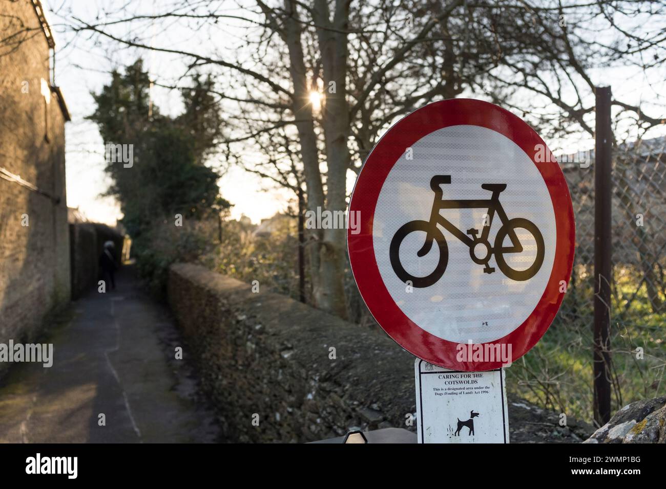 Radfahren im Voraus verboten Schild 951, um die Benutzung von Fahrrädern auf einer Fußgängerroute zu verbieten, Großbritannien Stockfoto