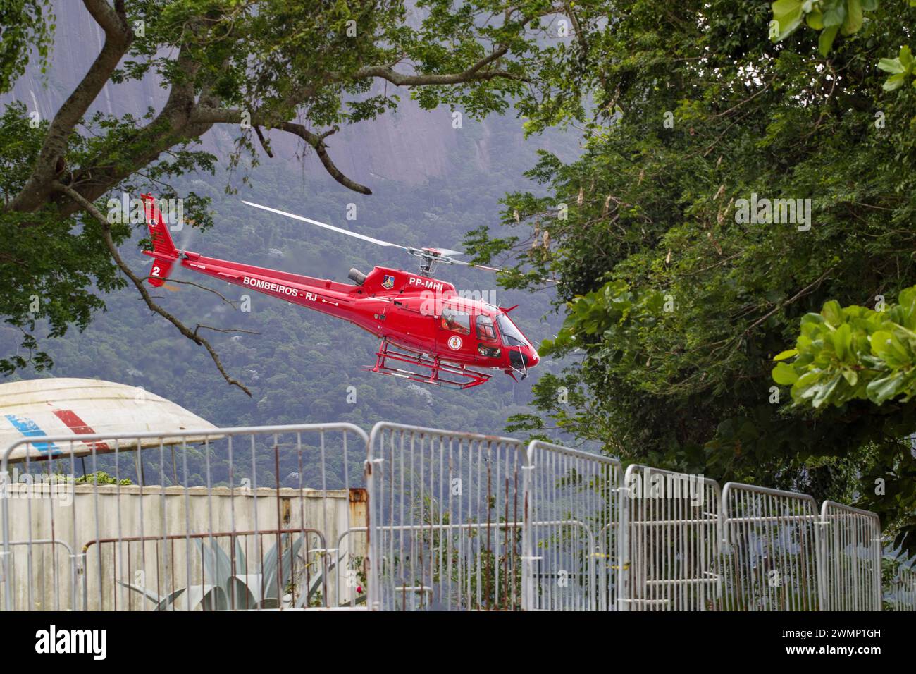 Rio de Janeiro Feuerwehrhubschrauber, Brasilien - 22. Oktober 2023: Hubschrauber der Feuerwehr startet von ihrem Stützpunkt in Rio de Janeiro. Stockfoto