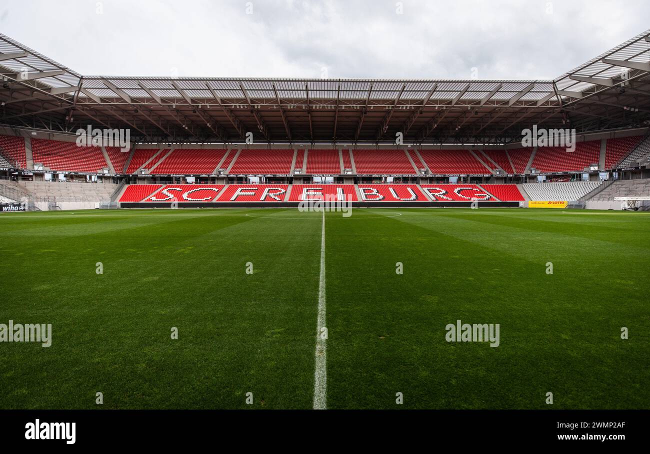 Freiburg, Deutschland. Februar 2024. Blick auf die Zuschauerreihen im Europa-Park-Stadion. Das Stadion ist Heimstadion der Bundesliga SC Freiburg. Quelle: Christoph Schmidt/dpa/Alamy Live News Stockfoto