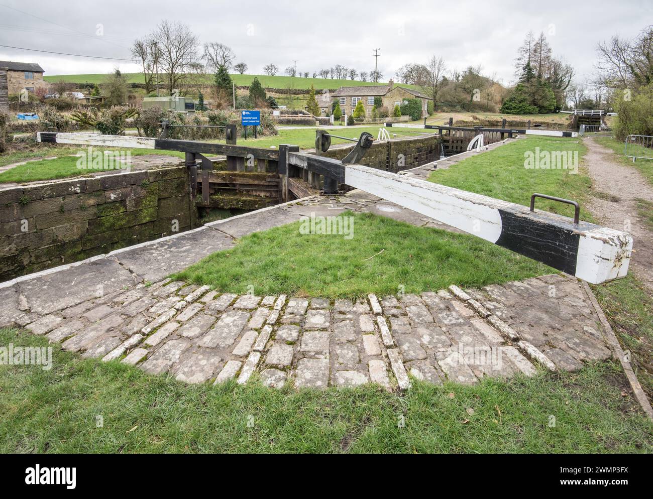 Hier ist ein schöner Ort für das Carpenters Lock in der Nähe von Gargrave in North Yorkshire. Kopfsteinpflaster, die den Fuß beim Betätigen der Schlossklappen unterstützen. Stockfoto