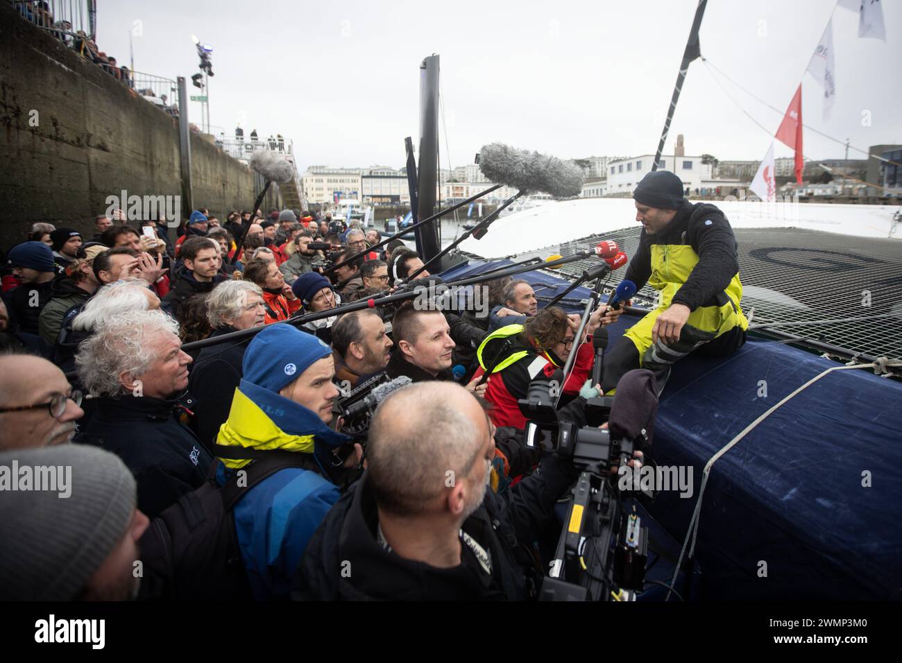 Brest, Frankreich. Februar 2024. © PHOTOPQR/LE TELEGRAMME/Vincent Le Guern ; Brest ; 27/02/2024 ; Brest (29) 27-02-2024 : Charles Caudrelier Face aux médias Ankunft des Arkea Ultim Challenge in Brest, Westfrankreich am 27. Februar 2024. *** Lokaler Titel *** Credit: MAXPPP/Alamy Live News Stockfoto