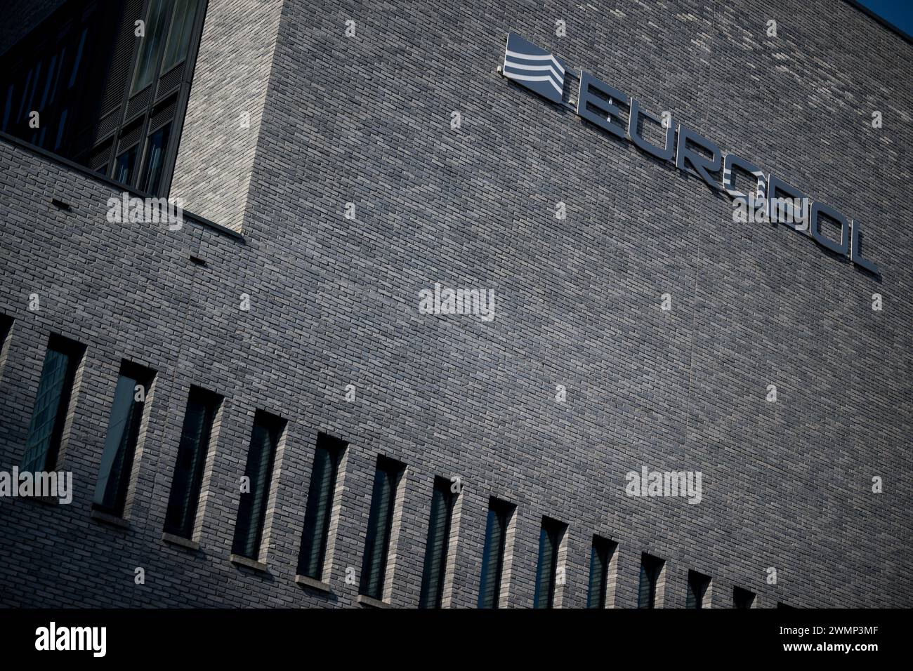 Den Haag, Niederlande. Februar 2024. Die Abbildung zeigt die Europol-Gebäude während eines königlichen Besuchs im Europol-Hauptquartier in den Haag, Niederlande, Dienstag, den 27. Februar 2024. Europol ist die Europäische Polizeiagentur, die die Mitgliedstaaten der Europäischen Union bei der Verhütung und Bekämpfung aller Formen der schweren organisierten und internationalen Kriminalität, der Cyberkriminalität und des Terrorismus unterstützen soll. Bei diesem Besuch werden die Arbeit der Agentur und ihre Arbeitsweise erläutert, bevor ein Treffen mit Belgiern stattfindet, die dort arbeiten. BELGA FOTO JASPER JACOBS Credit: Belga News Agency/Alamy Live News Stockfoto