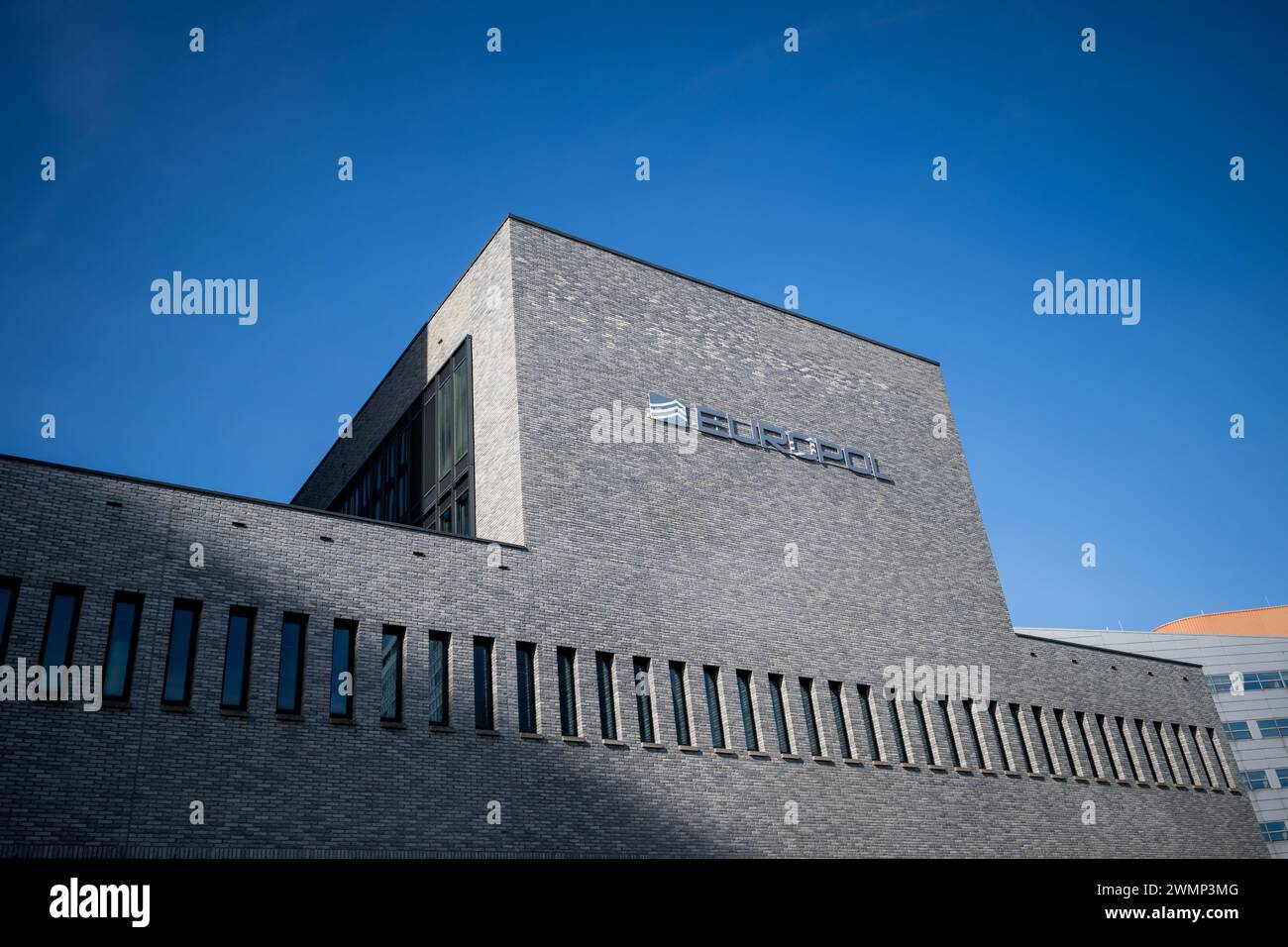 Den Haag, Niederlande. Februar 2024. Die Abbildung zeigt die Europol-Gebäude während eines königlichen Besuchs im Europol-Hauptquartier in den Haag, Niederlande, Dienstag, den 27. Februar 2024. Europol ist die Europäische Polizeiagentur, die die Mitgliedstaaten der Europäischen Union bei der Verhütung und Bekämpfung aller Formen der schweren organisierten und internationalen Kriminalität, der Cyberkriminalität und des Terrorismus unterstützen soll. Bei diesem Besuch werden die Arbeit der Agentur und ihre Arbeitsweise erläutert, bevor ein Treffen mit Belgiern stattfindet, die dort arbeiten. BELGA FOTO JASPER JACOBS Credit: Belga News Agency/Alamy Live News Stockfoto