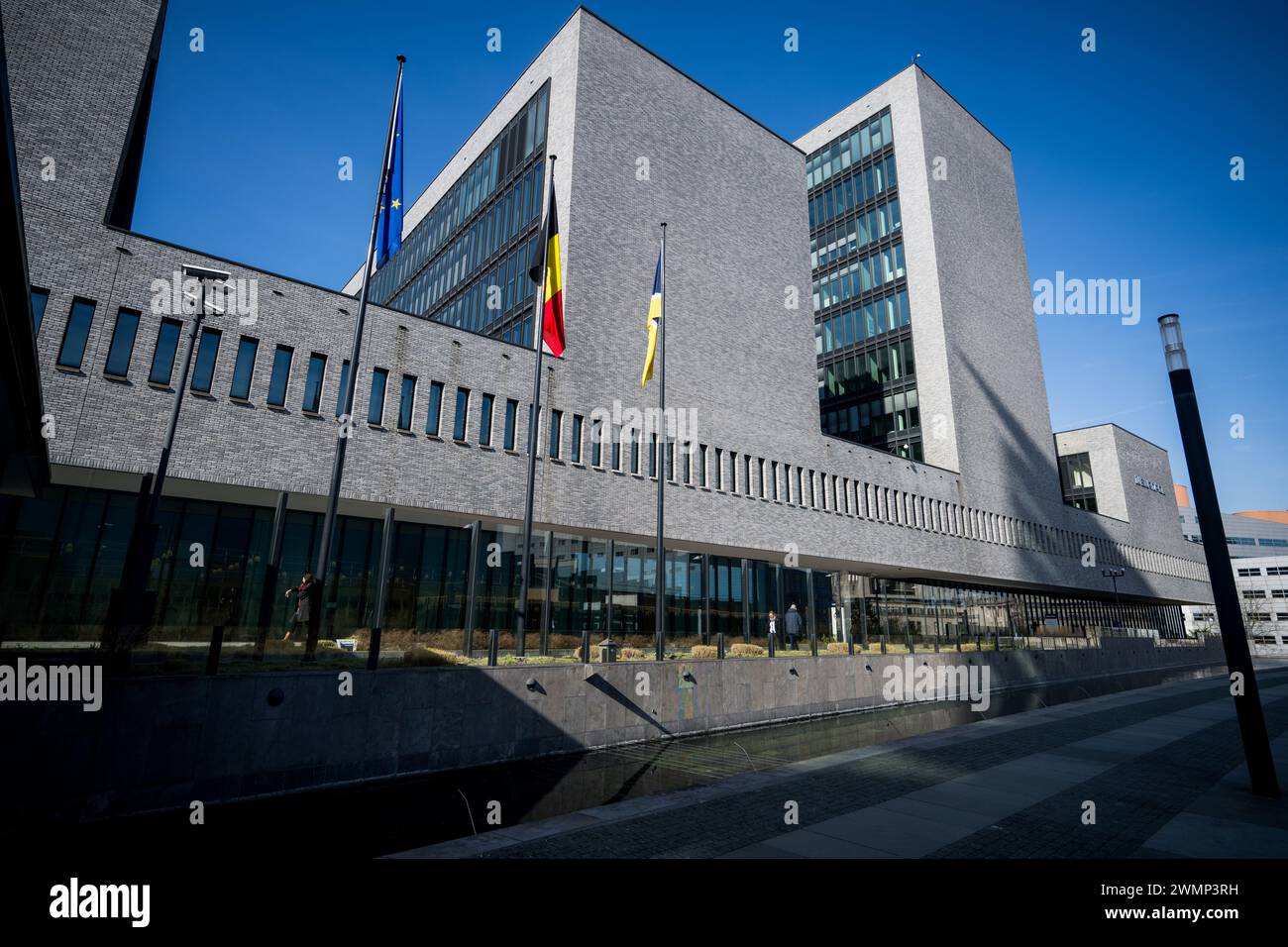 Den Haag, Niederlande. Februar 2024. Die Abbildung zeigt die Europol-Gebäude während eines königlichen Besuchs im Europol-Hauptquartier in den Haag, Niederlande, Dienstag, den 27. Februar 2024. Europol ist die Europäische Polizeiagentur, die die Mitgliedstaaten der Europäischen Union bei der Verhütung und Bekämpfung aller Formen der schweren organisierten und internationalen Kriminalität, der Cyberkriminalität und des Terrorismus unterstützen soll. Bei diesem Besuch werden die Arbeit der Agentur und ihre Arbeitsweise erläutert, bevor ein Treffen mit Belgiern stattfindet, die dort arbeiten. BELGA FOTO JASPER JACOBS Credit: Belga News Agency/Alamy Live News Stockfoto