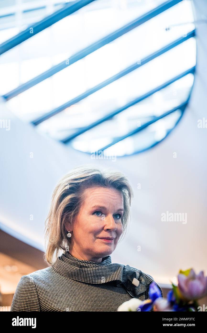 Den Haag, Niederlande. Februar 2024. Königin Mathilde von Belgien, Bild bei einem königlichen Besuch im Europol-Hauptquartier in den Haag, Niederlande, Dienstag, den 27. Februar 2024. Europol ist die Europäische Polizeiagentur, die die Mitgliedstaaten der Europäischen Union bei der Verhütung und Bekämpfung aller Formen der schweren organisierten und internationalen Kriminalität, der Cyberkriminalität und des Terrorismus unterstützen soll. Bei diesem Besuch werden die Arbeit der Agentur und ihre Arbeitsweise erläutert, bevor ein Treffen mit Belgiern stattfindet, die dort arbeiten. BELGA FOTO JASPER JACOBS Credit: Belga News Agency/Alamy Live News Stockfoto