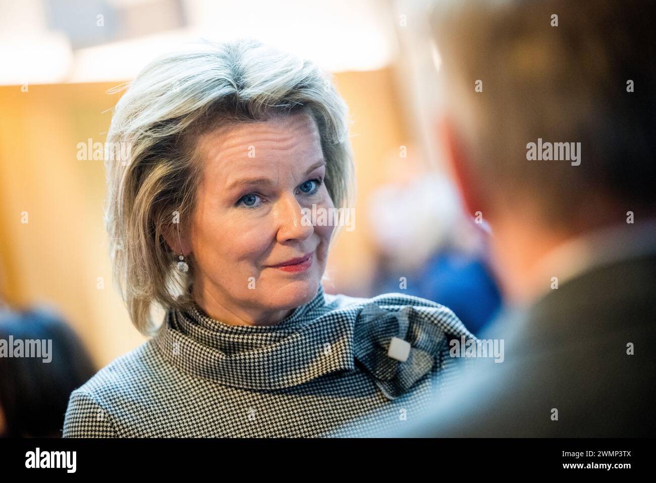 Den Haag, Niederlande. Februar 2024. Königin Mathilde von Belgien, Bild bei einem königlichen Besuch im Europol-Hauptquartier in den Haag, Niederlande, Dienstag, den 27. Februar 2024. Europol ist die Europäische Polizeiagentur, die die Mitgliedstaaten der Europäischen Union bei der Verhütung und Bekämpfung aller Formen der schweren organisierten und internationalen Kriminalität, der Cyberkriminalität und des Terrorismus unterstützen soll. Bei diesem Besuch werden die Arbeit der Agentur und ihre Arbeitsweise erläutert, bevor ein Treffen mit Belgiern stattfindet, die dort arbeiten. BELGA FOTO JASPER JACOBS Credit: Belga News Agency/Alamy Live News Stockfoto