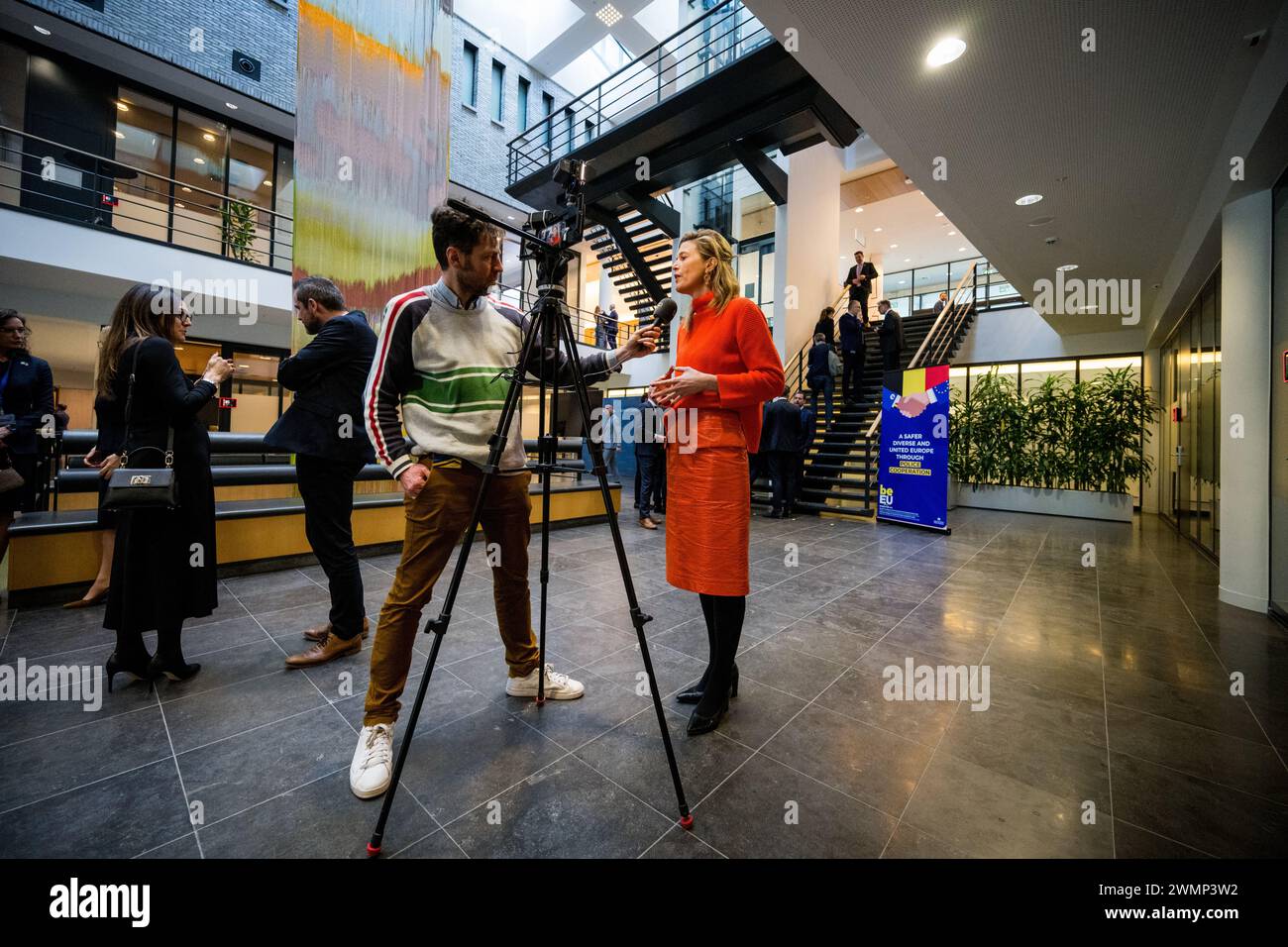 Den Haag, Niederlande. Februar 2024. Innenministerin Annelies Verlinden spricht mit der Presse während eines königlichen Besuchs im Europol-Hauptquartier in den Haag, Niederlande, Dienstag, den 27. Februar 2024. Europol ist die Europäische Polizeiagentur, die die Mitgliedstaaten der Europäischen Union bei der Verhütung und Bekämpfung aller Formen der schweren organisierten und internationalen Kriminalität, der Cyberkriminalität und des Terrorismus unterstützen soll. Bei diesem Besuch werden die Arbeit der Agentur und ihre Arbeitsweise erläutert, bevor ein Treffen mit Belgiern stattfindet, die dort arbeiten. BELGA FOTO JASPER JACOBS Credit: Belga News Agency/Alamy Live News Stockfoto
