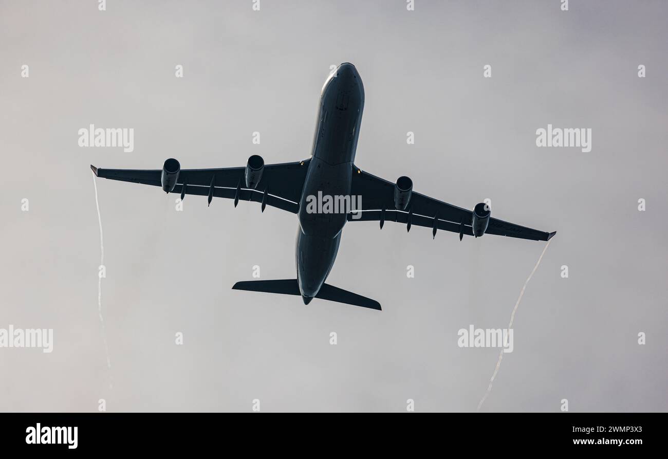 Ein Airbus A340-313X von Swiss International Airlines überfliegt nach dem Start vom Flughafen Zürich die Gemeinde Bassersdorf im Zürcher Unterland. (B Stockfoto