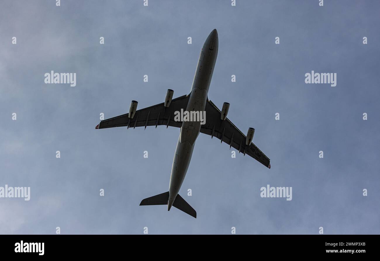 Ein Airbus A340-313X von Swiss International Airlines überfliegt nach dem Start vom Flughafen Zürich die Gemeinde Bassersdorf im Zürcher Unterland. (B Stockfoto