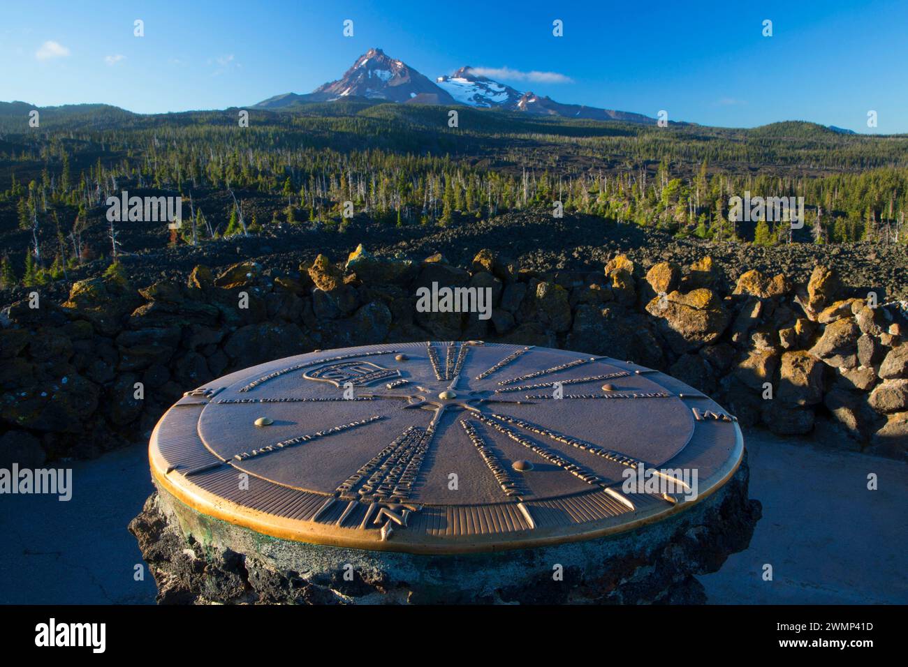 North and Middle Sister mit Dee Wright Observatory Mountain Finder, Willamette National Forest, Oregon Stockfoto